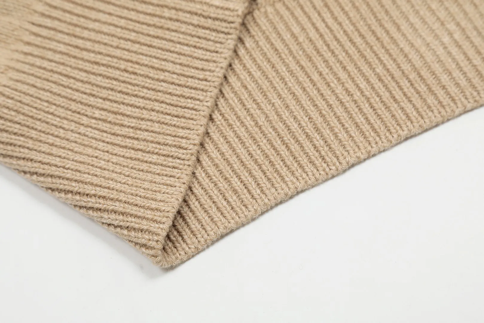 VIVI127 vivienne west wood Pay attention to the three-color splicing thread, Queen Mother West, Vivian, heavy twist twist rope craft classic cardigan, knitted sweater wool, 2024 autumn latest style. Highlight one: 24 latest three-color splicing thread. Up close, there is a gradient effect. Three kinds of same-color and different-color floral threads are interlaced and spliced to make it more advanced and more selling points. Highlight two: 30% wool content. It is blended with sheep wool and has high quality. Anti-pilling technology, not easy to pill. 2.3: Popular version, the upper body is slimmer and not picky. 2.4: JD Maillard autumn and winter color matching. The color matching is very mysterious and atmospheric. Compared with popular styles, it is more special. Size: S -M- L. Color: Three-color purple, three-color brown and orange, three-color coffee.